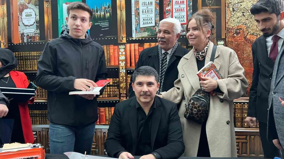 Cumhurbaşkanı Özel Kalem Müdürü Hasan Doğan, 21. Ankara Kitap Fuarı’nda okurlarla buluştu