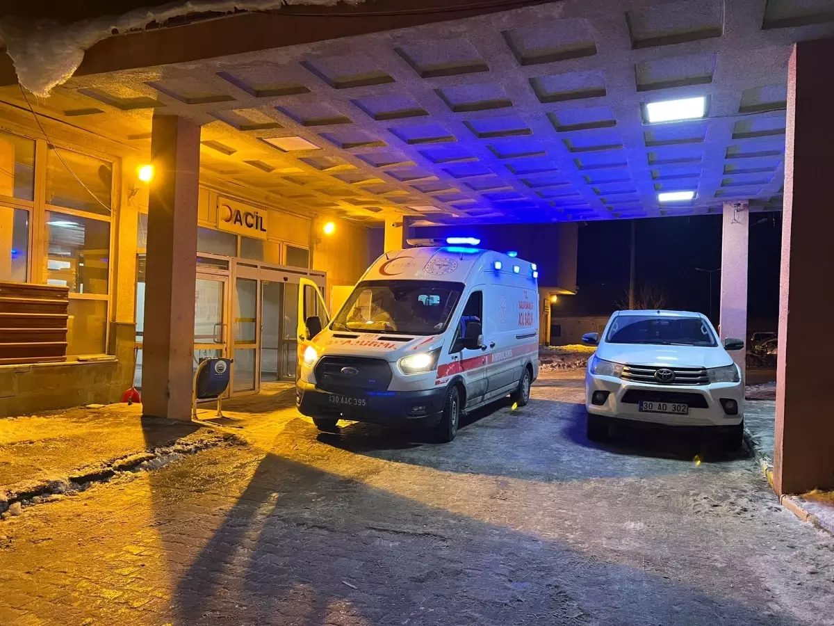 Hakkari’de Dev Kaya Minibüsün Üzerine Düştü: 1 Yaralı