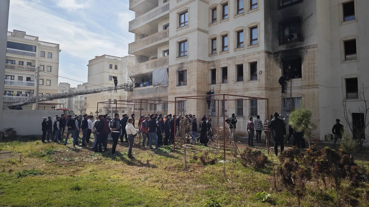 Nusaybin’de çıkan ev yangınında 10 kişi dumandan etkilendi