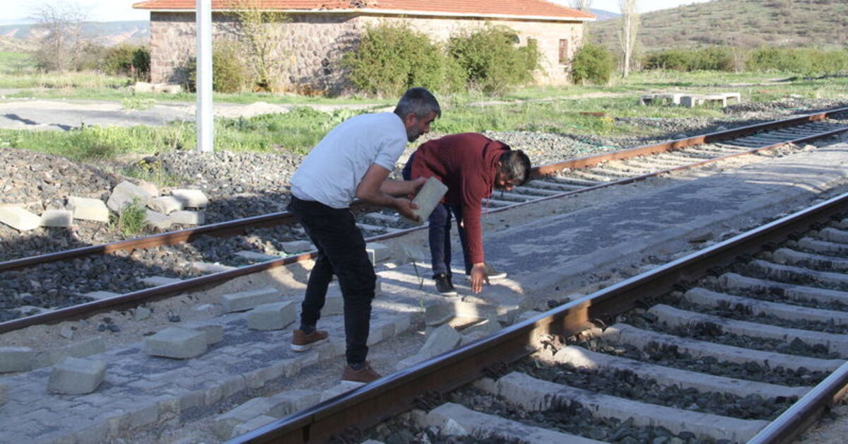 Paralarını alamayınca yürüyüş yolunda yaptıkları taşları geri söktüler